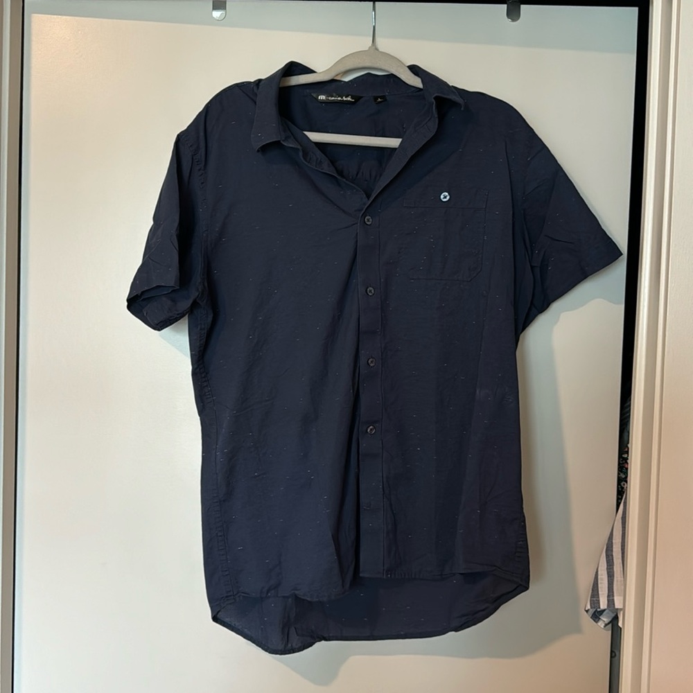 Travis Matthew’s Men’s size large short sleeve button down